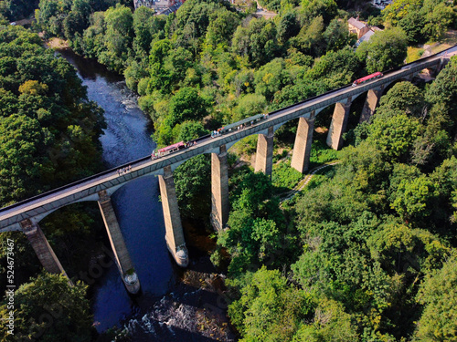 Fotografija Aerial view of the Pontcysyllte Aqueduct that carries the Llangollen Canal across the River Dee in the Vale of Llangollen in northeast Wales