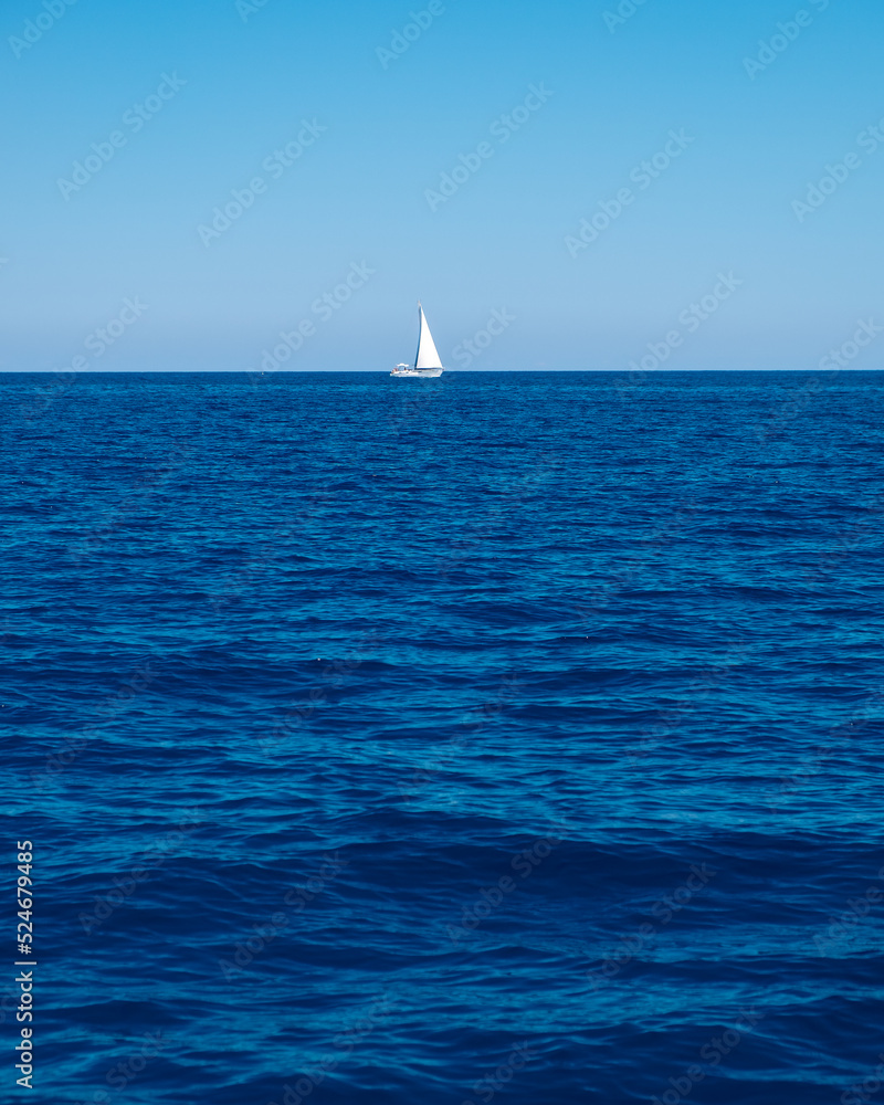 weißes segelboot am Horizont der costa smeralda Sardinien
