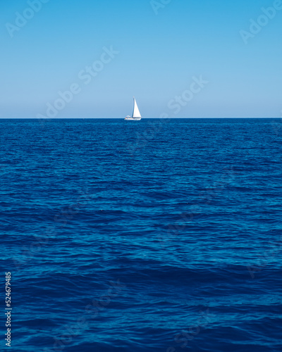 weißes segelboot am Horizont der costa smeralda Sardinien