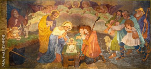 Foto BERN, SWITZERLAND - JUNY 27, 2022: The fresco of Nativity - Adoration of Shepherds in the church Dreifaltigkeitskirche by August Müller (1923)
