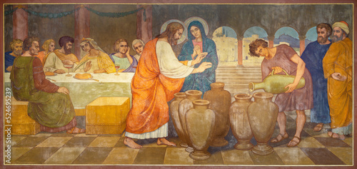 Tableau sur toile BERN, SWITZERLAND - JUNY 27, 2022: The fresco of  Mirracle at Cana  in the church Dreifaltigkeitskirche by August Müller (1923)