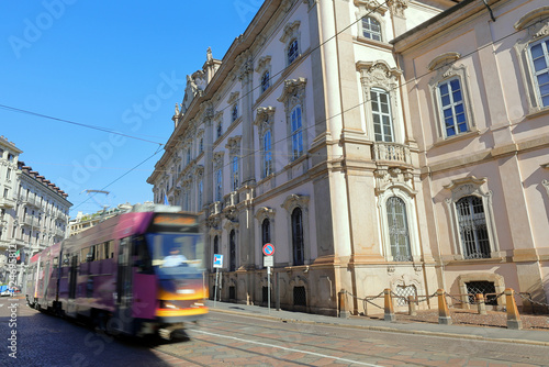 palazzi storici e tram di milano, italia