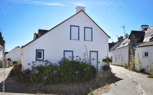 Maison blanche et bleue, Île d'Houat, le village (Bretagne, golfe du Morbihan. Ouest France) 