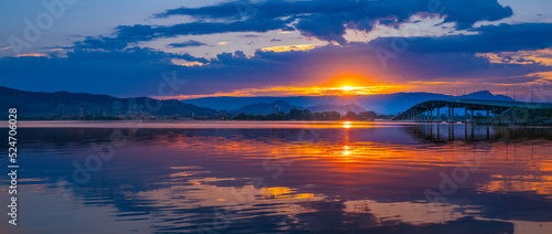 Foto Vibrant sunrise landscape of Okanagan lake in Kelowna of British Columbia, Canad