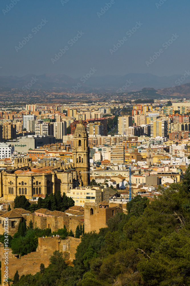 Vista de la Alcazaba y la Catedral de Málaga, España con un cielo azul