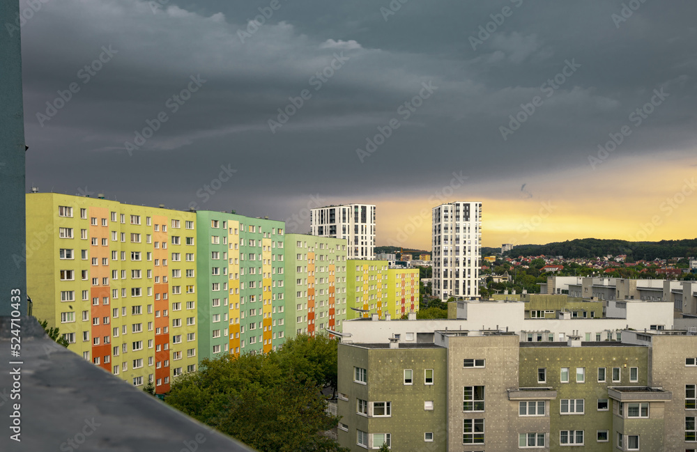 Krajobraz miejski, wielorodzinne wysokie bloki mieszkalne oraz wieżowce w deszczowy dzień.