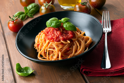 Piatto di classici spaghetti al pomodoro, cibo italiano 