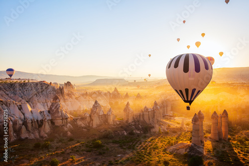 Papier peint Sunrise hot air balloons in Cappadocia
