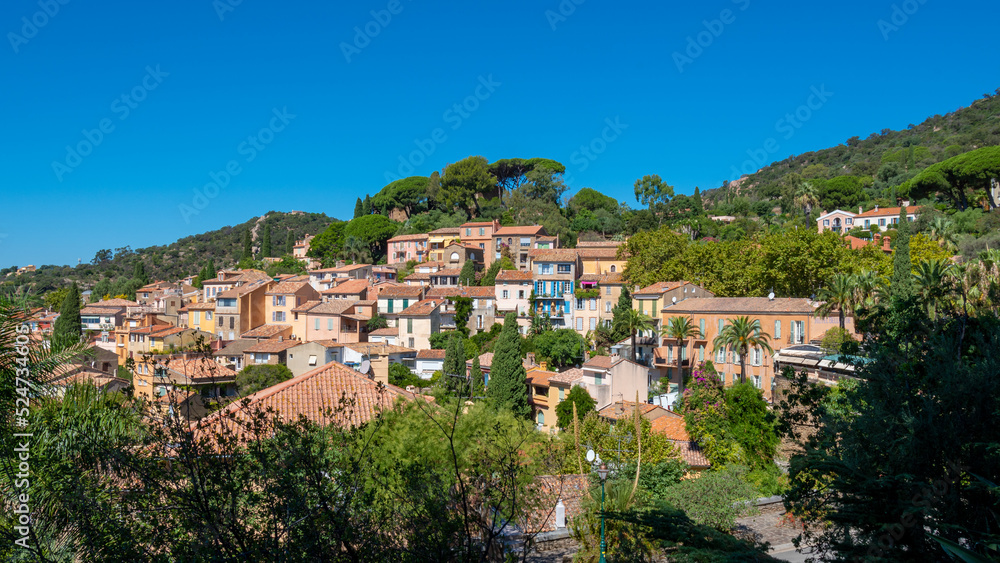 Vue distante du vieux village de Bormes-les-Mimosas, France, situé sur la Côte d'Azur, dans le département français du Var