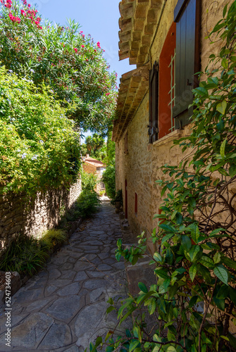 Vieille ruelle pittoresque du village de Bormes-les-Mimisas, France, dans le département français du Var, en région Provence-Alpes-Côte-d'Azur