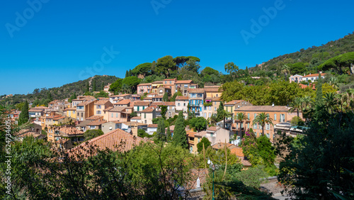 Vue distante du vieux village de Bormes-les-Mimosas, France, situé sur la Côte d'Azur, dans le département français du Var © HJBC