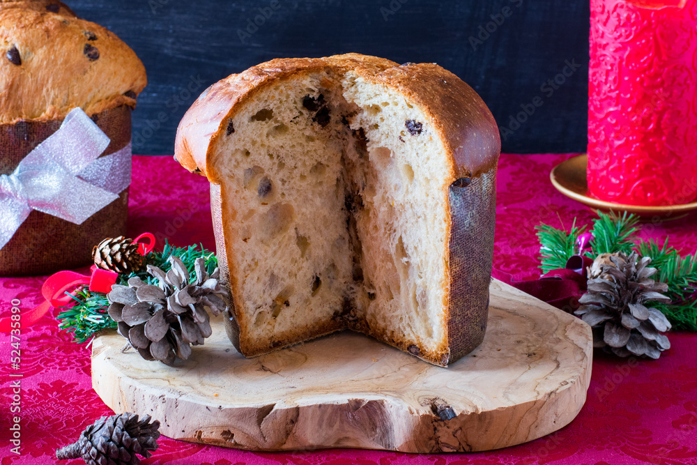 pan dulce típico italiano sobre madera y mantel rojo. Stock