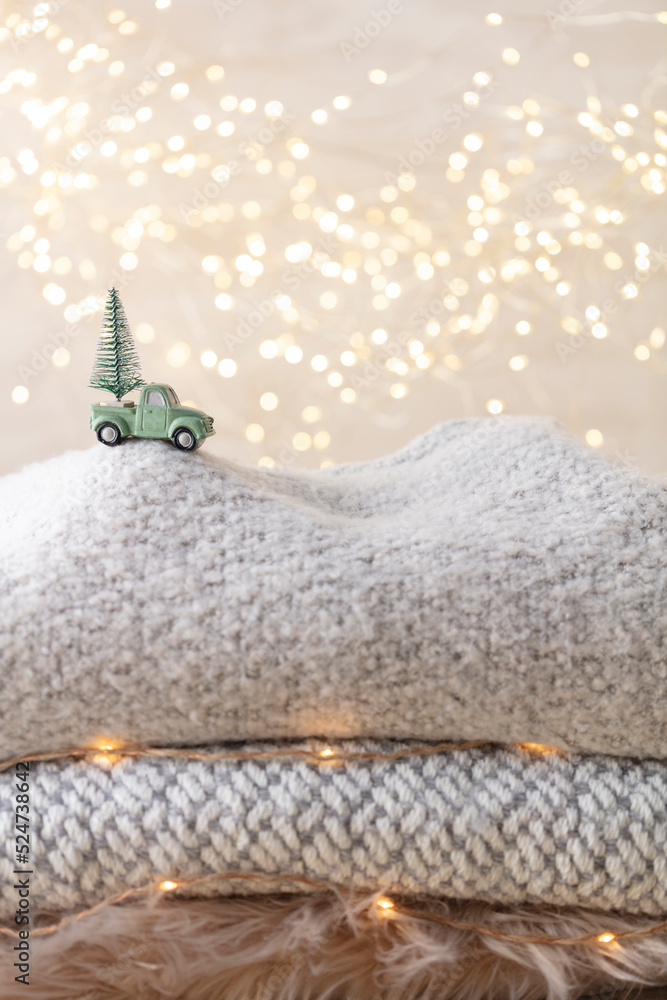 Obraz premium Toy car with a christmas tree, bokeh background