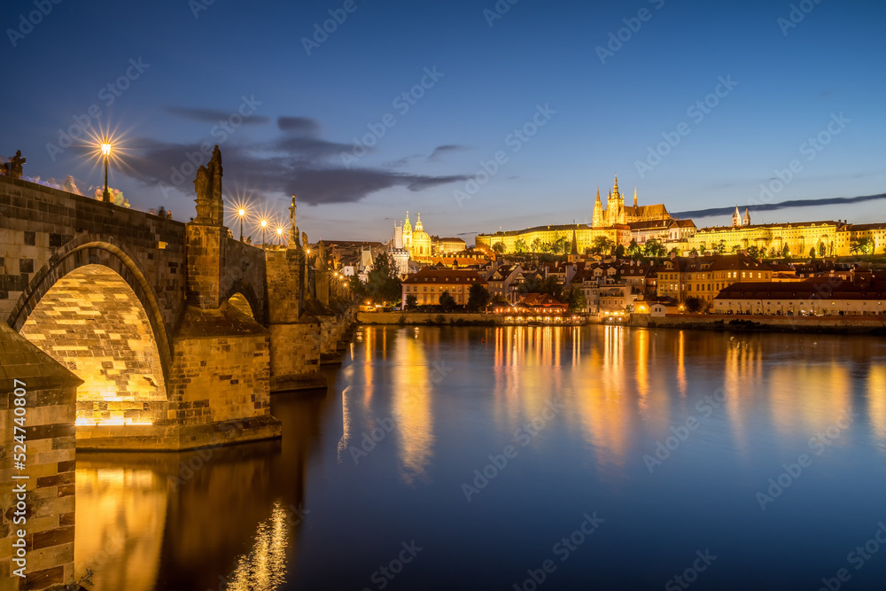 Obraz premium Charles bridge and the Prague castle at night, Czech Republic.