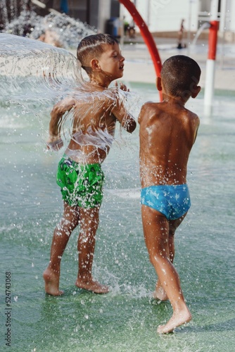 niños jugando con el agua en verano
