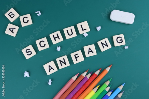 Schulanfang in Deutschland in verschiedenen Bundesländern; Buchstaben mit bunten Stiften, Radiergummi, A B C, Papier