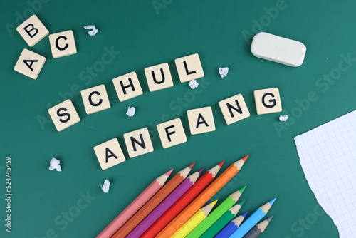 Schulanfang in Deutschland in verschiedenen Bundesländern; Buchstaben mit bunten Stiften, Radiergummi, A B C, Papier
