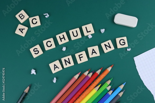 Schulanfang in Deutschland in verschiedenen Bundesländern; Buchstaben mit bunten Stiften, Radiergummi, A B C, Papier