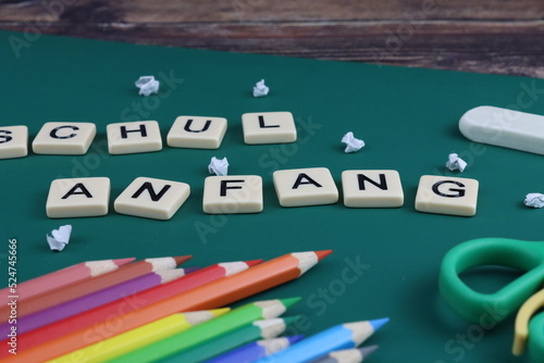 Schulanfang in Deutschland in verschiedenen Bundesländern; Buchstaben mit bunten Stiften, Radiergummi, A B C, Papier photo