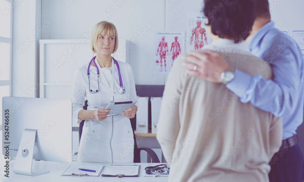 Obraz premium Medical doctor and young couple patients in hospital