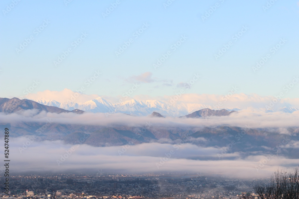 雪の北アルプス白馬岳　朝焼け風景　朝日が雪に反射して ピンク色の山と雲と空がとても綺麗です