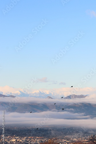雪の北アルプス白馬岳 朝焼け風景 朝日が雪に反射して ピンク色の山と雲と空がとても綺麗です