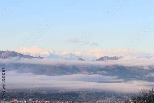 雪の北アルプス白馬岳 朝焼け風景 朝日が雪に反射して ピンク色の山と雲と空がとても綺麗です