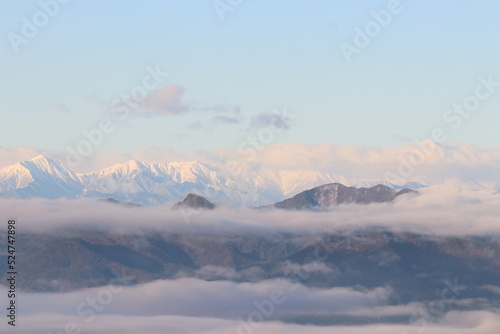 雪の北アルプス白馬岳 朝焼け風景 朝日が雪に反射して ピンク色の山と雲と空がとても綺麗です