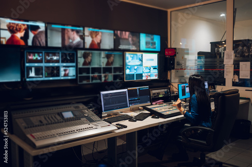 Φωτογραφία Middle aged woman using equipment in control room on a tv station