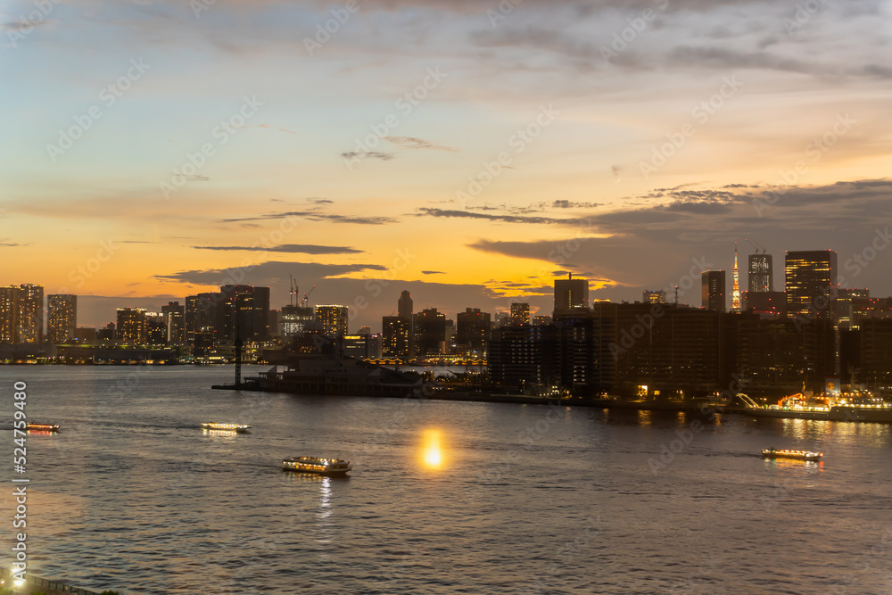 Naklejka premium ウォーターフロント豊洲夕景 屋形船 東京タワー