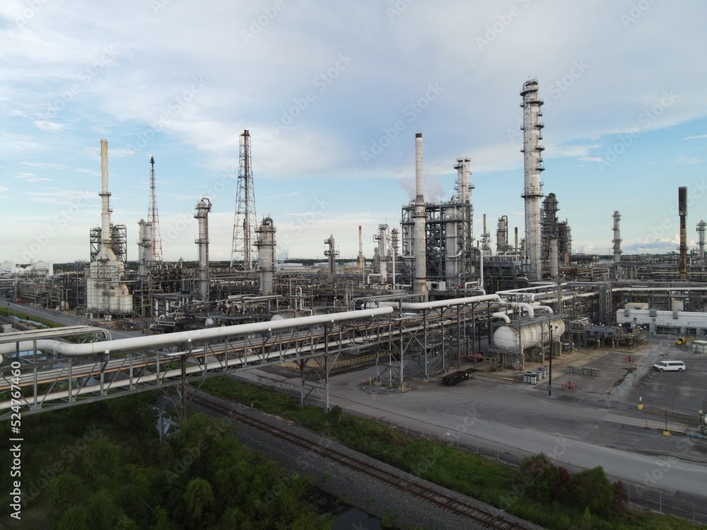 Obraz premium A Chemical Plant in the Dusk