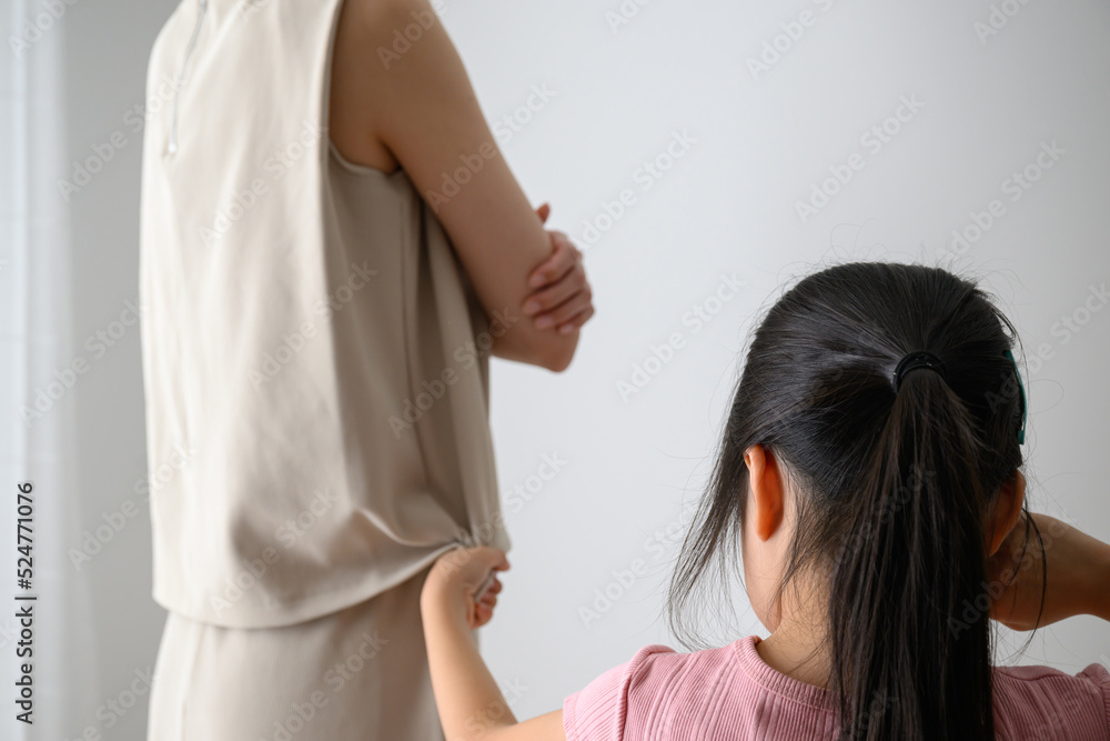 Fototapeta premium 親子の悲しいイメージ 