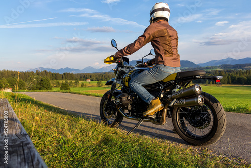 Motorradfahrer in den Alpen