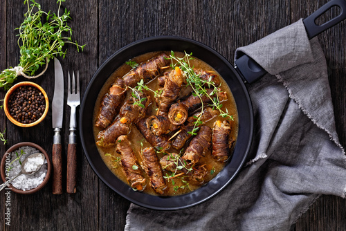 Schilderij op canvas german beef rouladen in thick gravy on pan