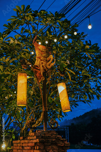 Phi Ta Khon Maske im Baum