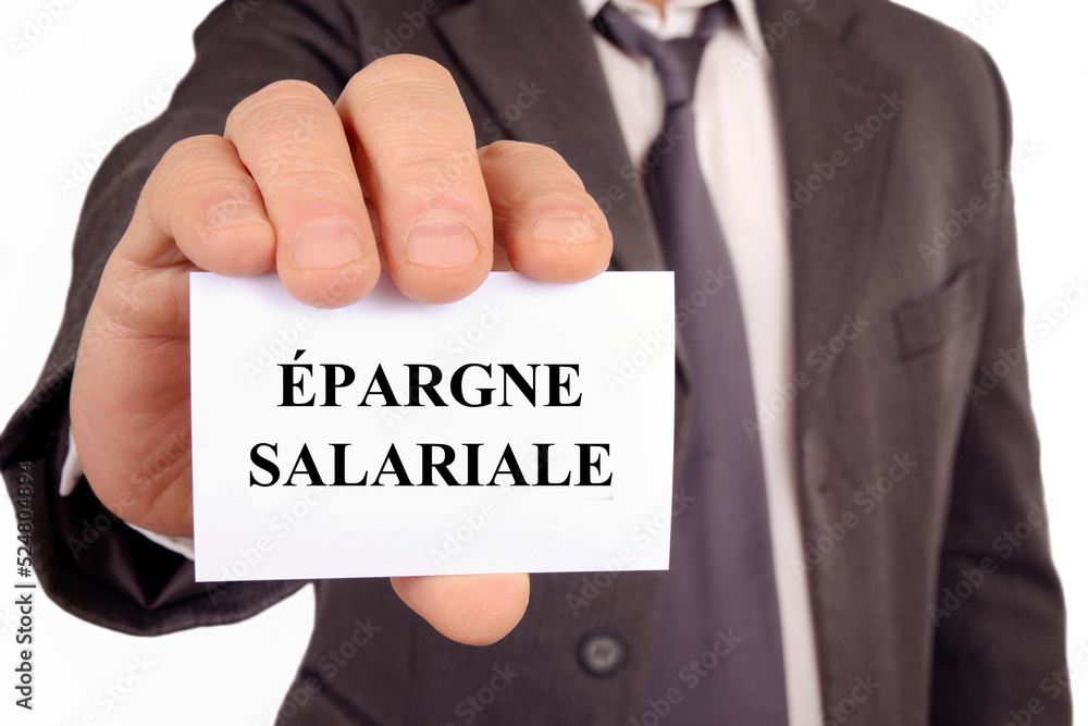 Homme tenant une carte sur laquelle est écrit épargne salariale Homme tenant une carte sur laquelle est écrit épargne salariale