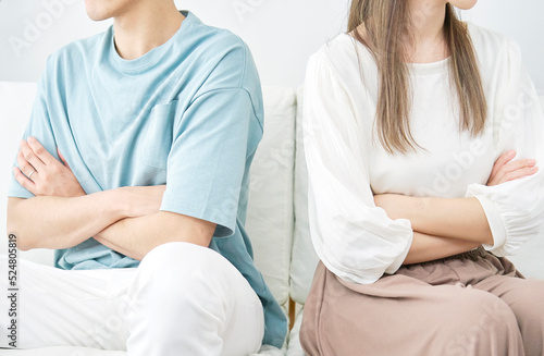 リビングで夫婦喧嘩をする　顔無し