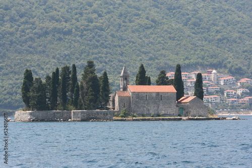 L'Île de Saint-Georges et son monastère bénédictin; village de Perast dans les Bouches de Kotor (Monténégro)