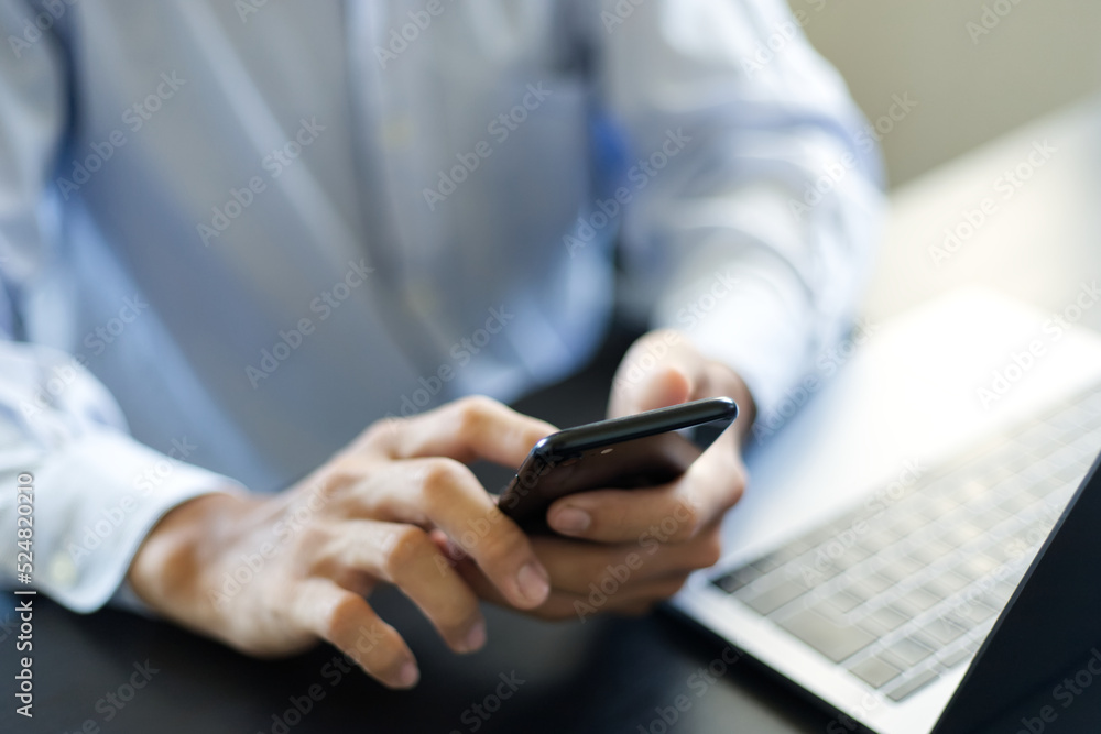 スマートフォンを操作する人の手元 a man touching a smartphone スマートフォンを操作する人の手元 a man touching a smartphone