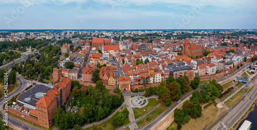 Toruń, widok z lotu ptaka na średniowieczną część miasta z wejściem przez Bramę Klasztorną