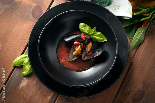 Foto Piatto di deliziose cozze alla tarantina, cibo italiano