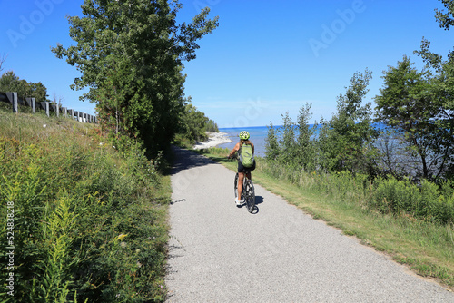 Fényképezés A scenic bike trail along the shores of Lake Michigan near Charlevoix, in Northern Michigan