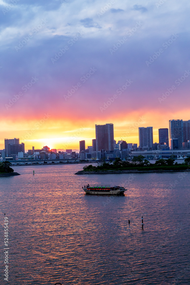 Fototapeta premium お台場海浜公園から眺める夕焼け(東京都港区台場)