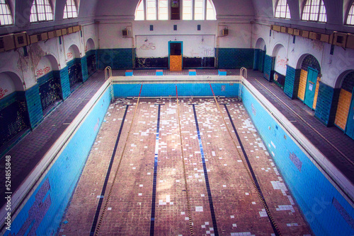 Schwimmbad - Beatiful Decay - Verlassener Ort - Urbex / Urbexing - Lost Place - Artwork - Creepy - High quality photo © Enrico Obergefäll