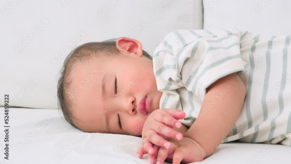 ソファーで昼寝をする乳児 ソファーで昼寝をする乳児