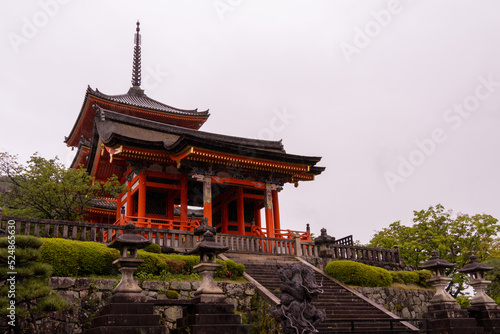 雨の清水寺 西門