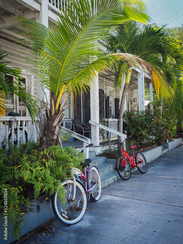 Foto Bicycles in front of a Key West cottage