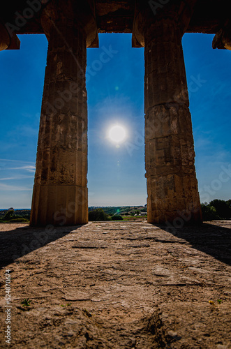 Soleil entre colonnes temple