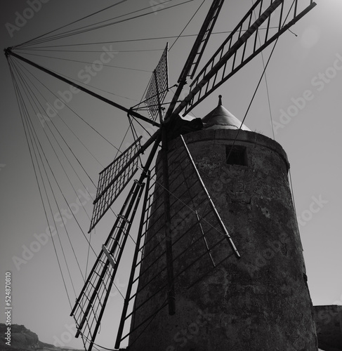 Moulin noir et blanc