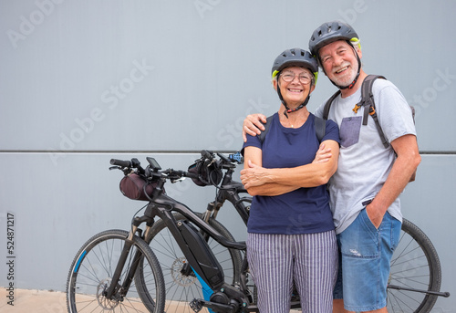 Foto Happy and relaxed senior caucasian couple with helmet enjoying sport activity wi